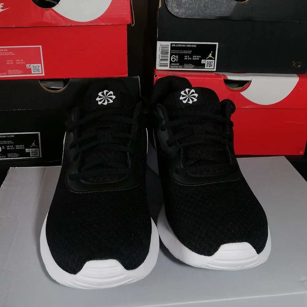NIKE TANJUN BLACK/WHITE WOMEN'S US SIZE 10 LIKE NEW - Picture 8 of 11